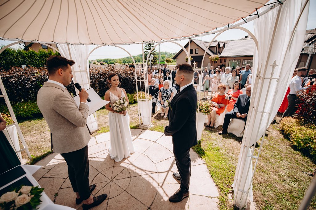 Ceremonia Humanistyczna w plenerze jak zorganizować ślub w altanie Ceremonia Humanistyczna w plenerze jak zorganizować ślub w altanie