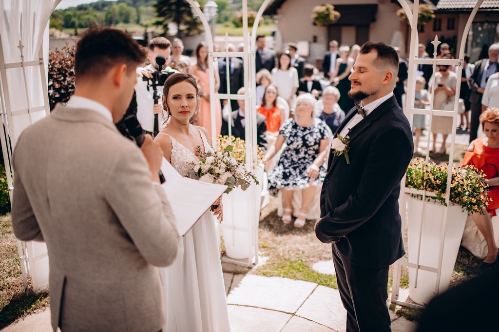 ślub humanistyczny Wrocław celebrans ślubny wygłasza scenariusz ślubu humanistycznego jak wybrać odpowiedniego mistrza ceremonii ślub humanistyczny Wrocław celebrans ślubny wygłasza scenariusz ślubu humanistycznego jak wybrać odpowiedniego mistrza ceremonii