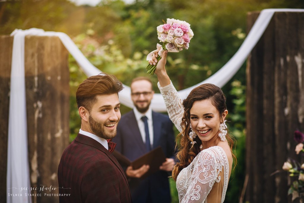 ślub humanistyczny Wrocław para młoda oklaski po ślubie humanistycznym mistrz ceremonii po angielsku ślub humanistyczny Wrocław para młoda oklaski po ślubie humanistycznym mistrz ceremonii po angielsku