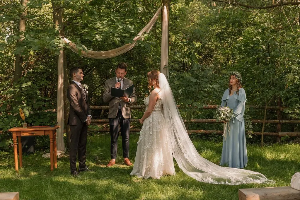 Ceremonia humanistyczna w plenerze w lesie