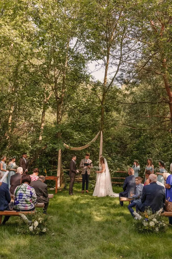 Ceremonia symboliczna w naturalnym stylu, ślub w lesie