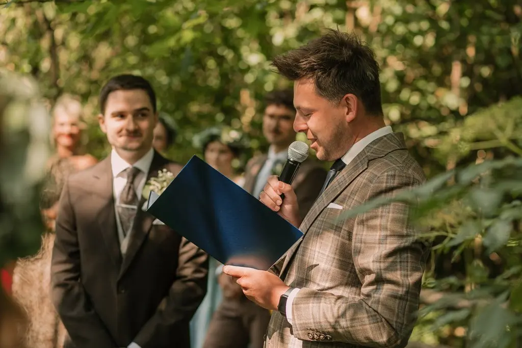 Mistrz ceremonii udziela ślubu symbolicznego podczas ceremonii w lesie