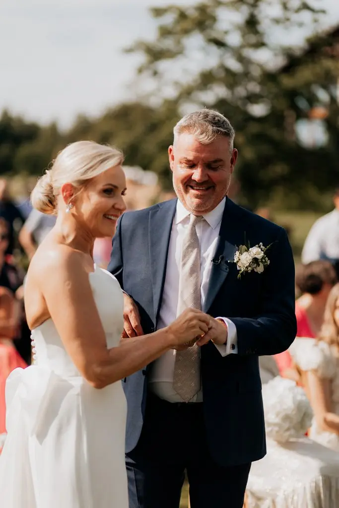 Para młoda podczas plenerowego ślubu humanistycznego pod Krakowem