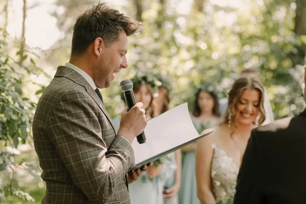 Przemowa Mistrza Ceremonii podczas kameralnej ceremonii na skraju lasu