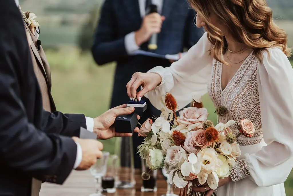 Wymiana obrączek w trakcie ślubu symbolicznego, plenerowy ślub, Kraków Wymiana obrączek w trakcie ślubu symbolicznego, plenerowy ślub, Kraków