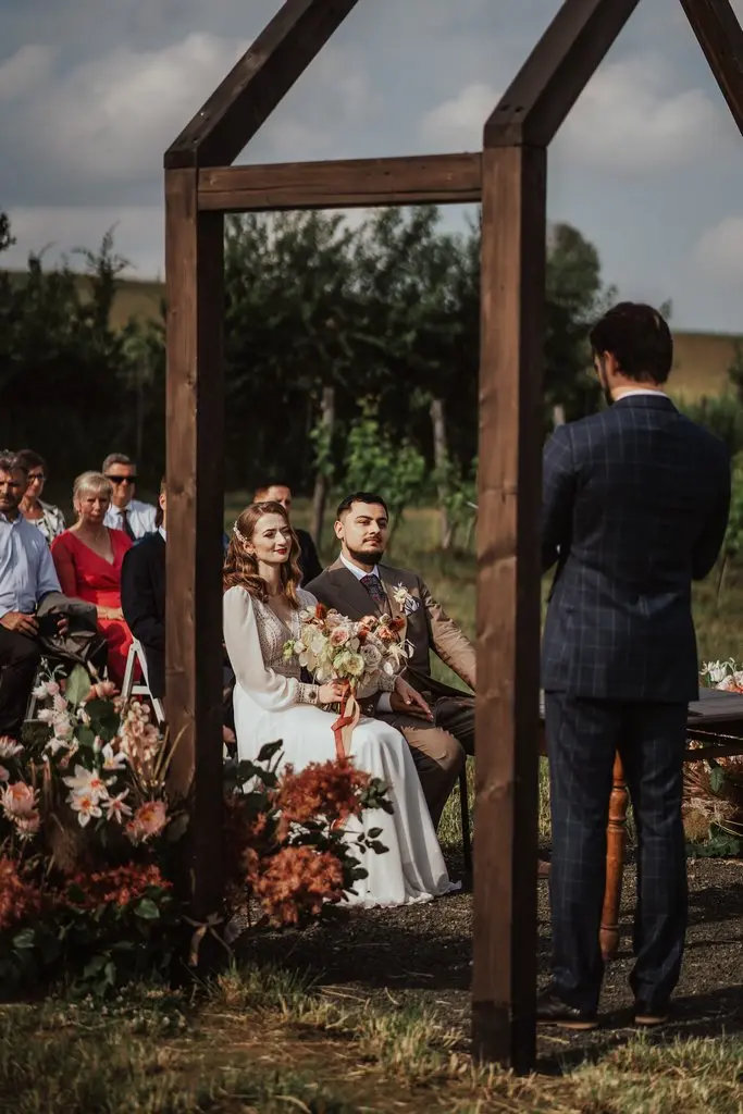 celebrans ślubu symbolicznego w trakcie ceremonii celebrans ślubu symbolicznego w trakcie ceremonii