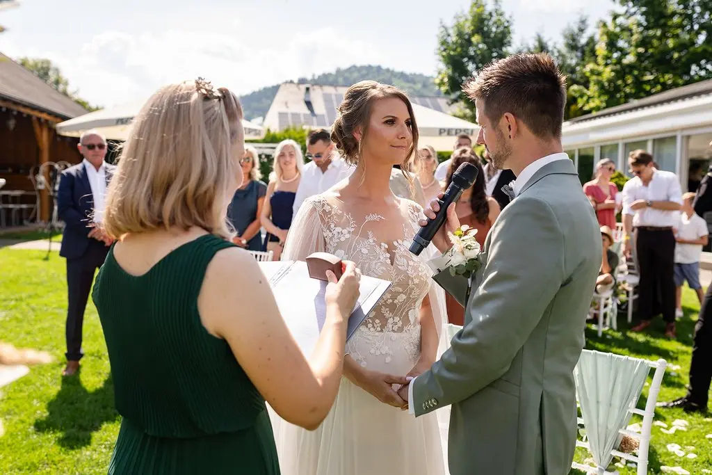 celebrans udziela ślubu podczas plenerowej ceremonii humanistycznej