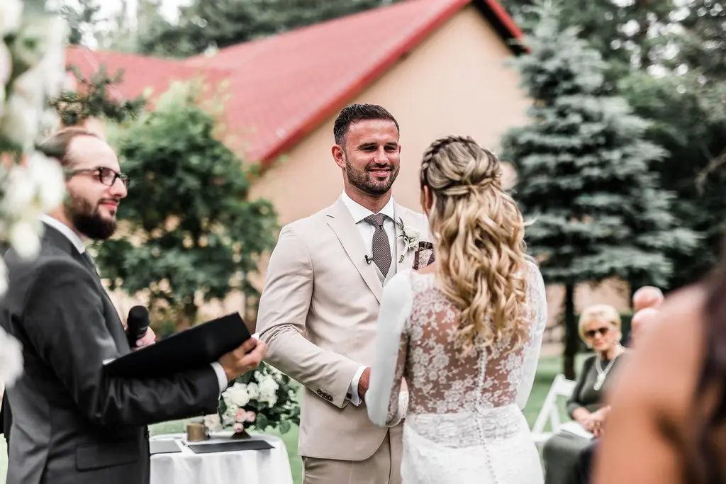 celebrans wygłasza przemowę w czasie ceremonii ślubu humanistycznego