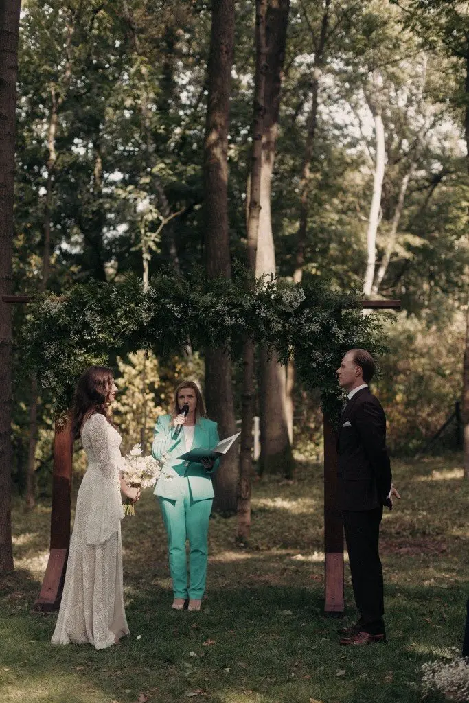 ceremonia humanistyczna, para młoda oraz mistrzyni ceremonii w plenerze