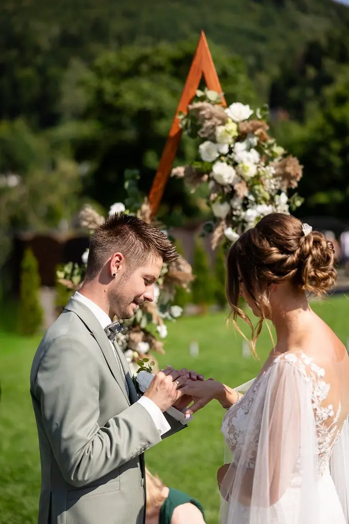 ceremonia humanistyczna w stylu boho, para młoda wymienia obrączki