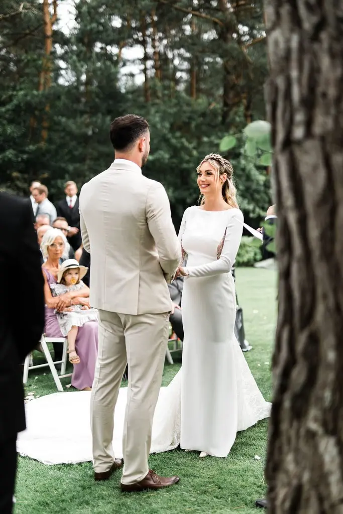 ceremonia plenerowa, ślub w ogrodzie, para młoda podczas składania przysięgi na ślubie humanistycznym