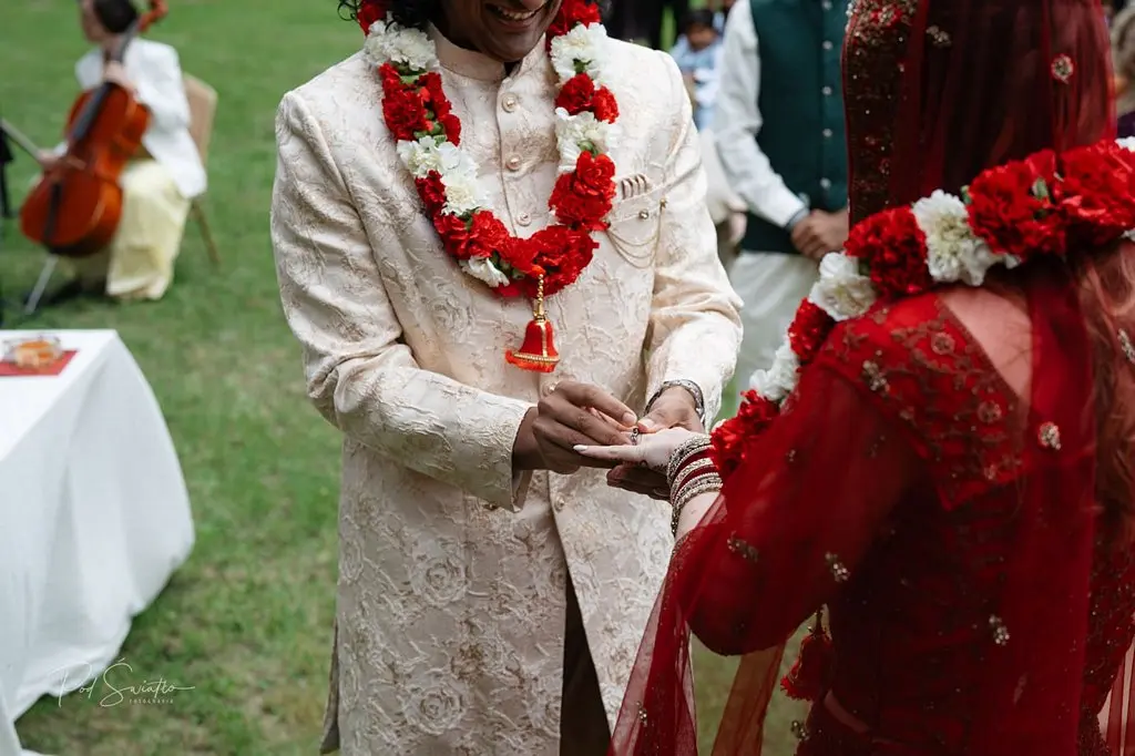 fotografia pod światło, tradycyjne hinduskie rytuały podczas ceremonii ślubu cywilnego