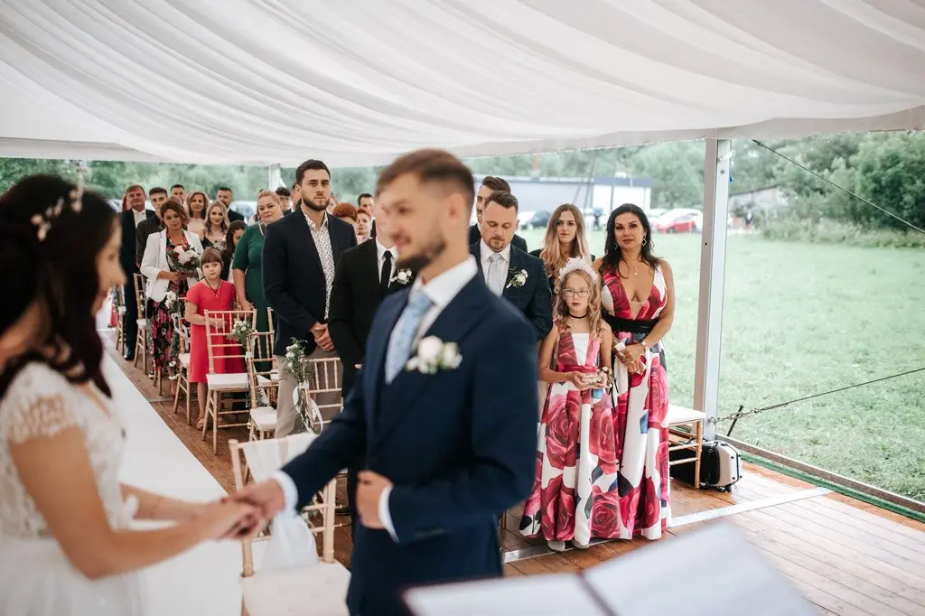 jak połączyć ślub cywilny ze ślubem humanistycznym, organizacja ceremonii w plenerze, ślub w namiocie