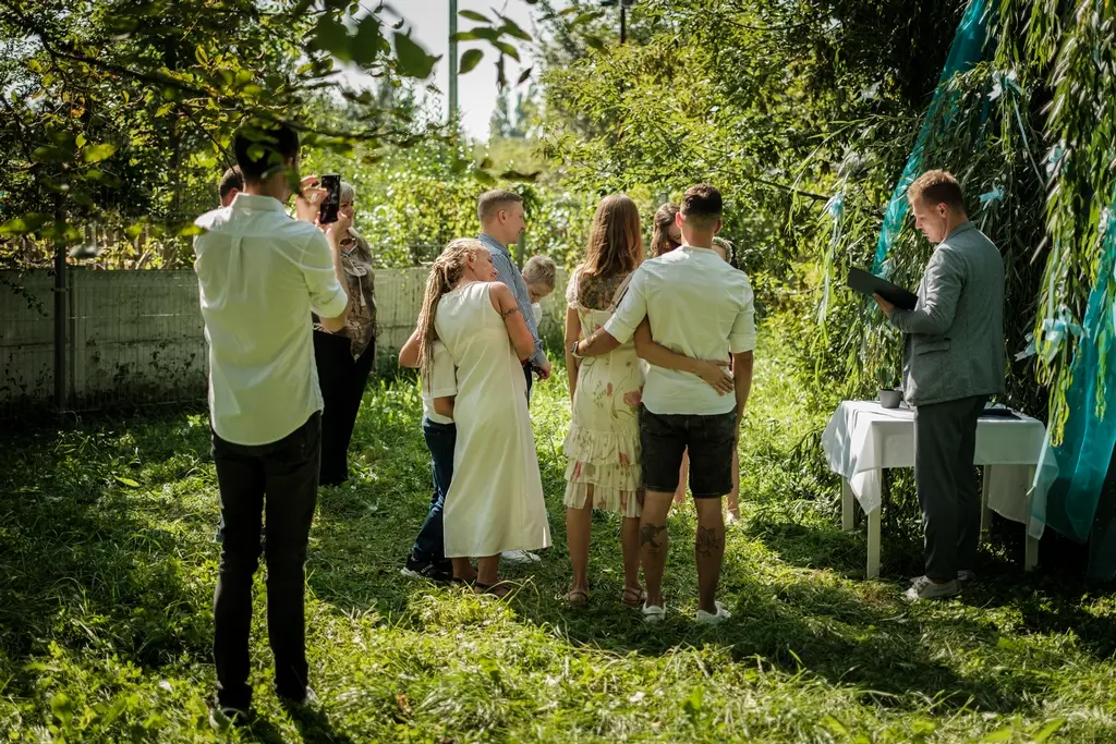 kameralna alternatywa dla chrztu, przyjęcie w ogrodzie, ceremonia symboliczna