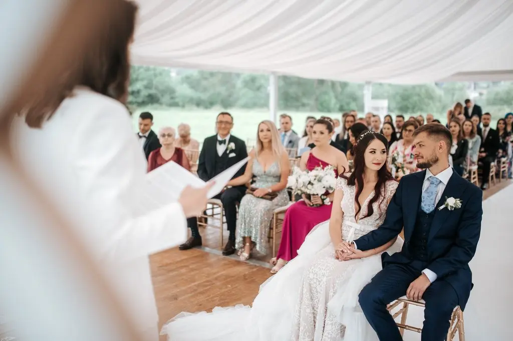 mistrz ceremonii podczas ceremonii humanistycznej połączonej ze ślubem cywilnym