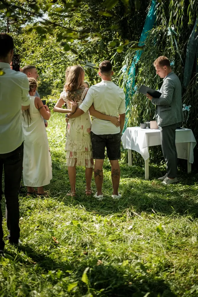 mistrz ceremonii podczas przyjęcia dziecka do rodziny, ceremonia w ogrodzie