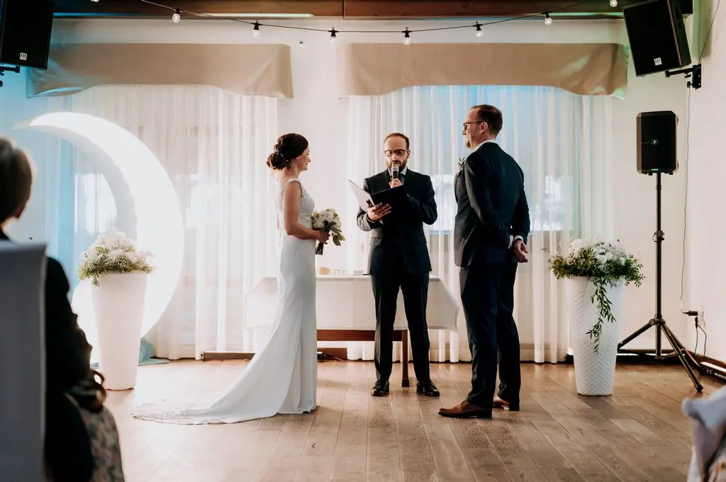 mistrz ceremonii, ślub humanistyczny w Polsce celebrans ślubny podczas ceremonii
