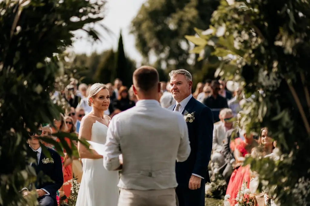 mistrz ceremonii udziela ślubu humanistycznego, ślub w plenerze, ślub pod Krakowem