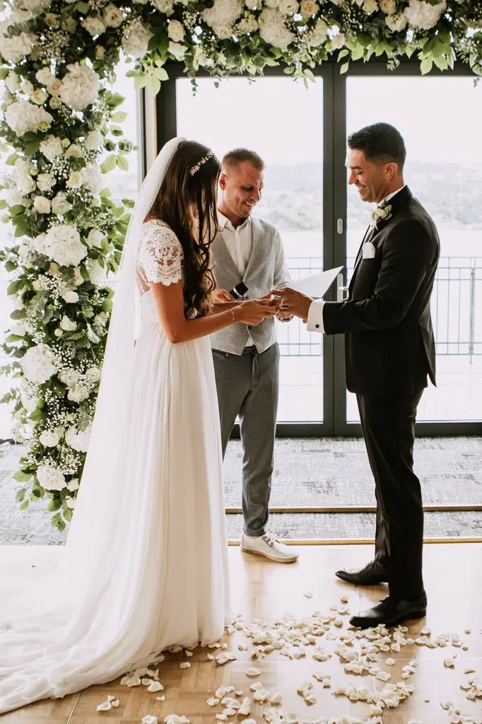 mistrz ceremonii udziela ślubu humanistycznego w hotelu Heron live