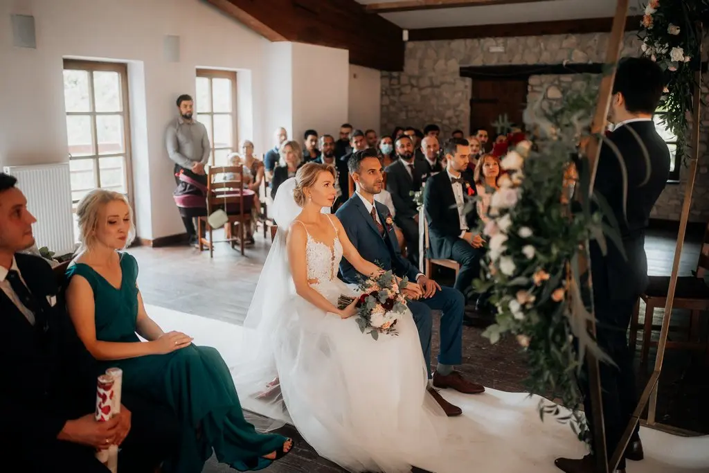 mistrz ceremonii wygłasza przemowę podczas polsko hiszpańskiego ślubu humanistycznego