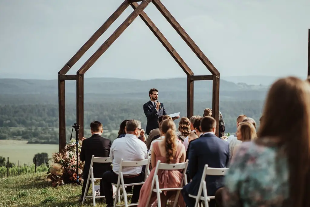 mistrz ceremonii wygłasza przemowę podczas ślubu symbolicznego w Winnicy Jura pod Krakowem mistrz ceremonii wygłasza przemowę podczas ślubu symbolicznego w Winnicy Jura pod Krakowem