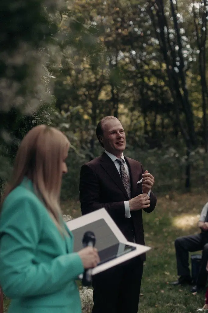 mistrzyni ceremonii udziela ślubu symbolicznego