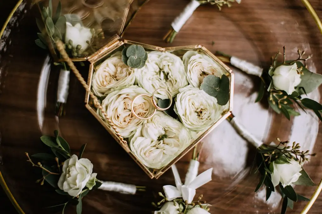 obrączki i dekoracje do ślubu, ślub symboliczny, szkatułka na obrączki