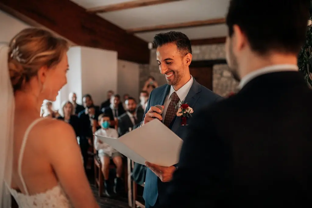 pan młody wygłasza indywidualną przysięgę małżeńską podczas ceremonii ślubu humanistycznego