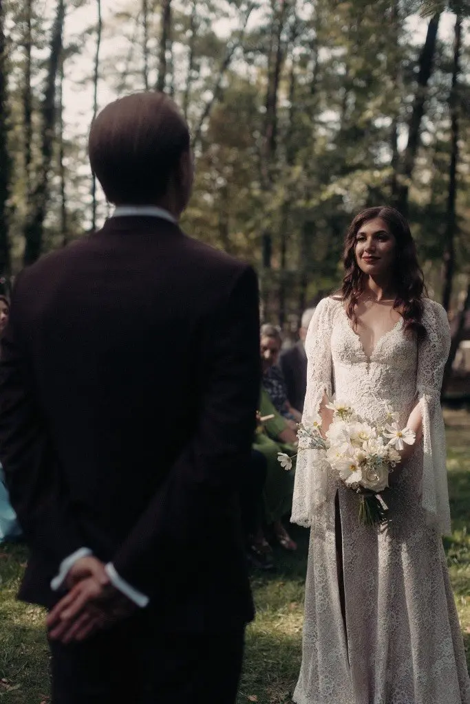 para młoda podczas ślubu symbolicznego w ogrodzie