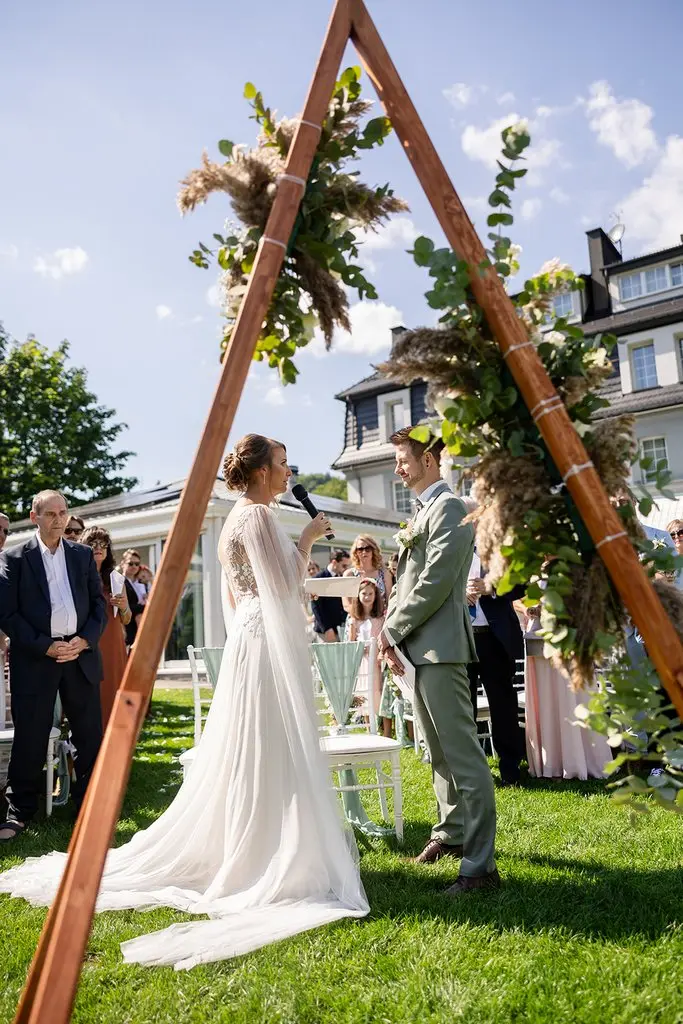 para młoda składa przysięgi podczas ceremonii humanistycznej