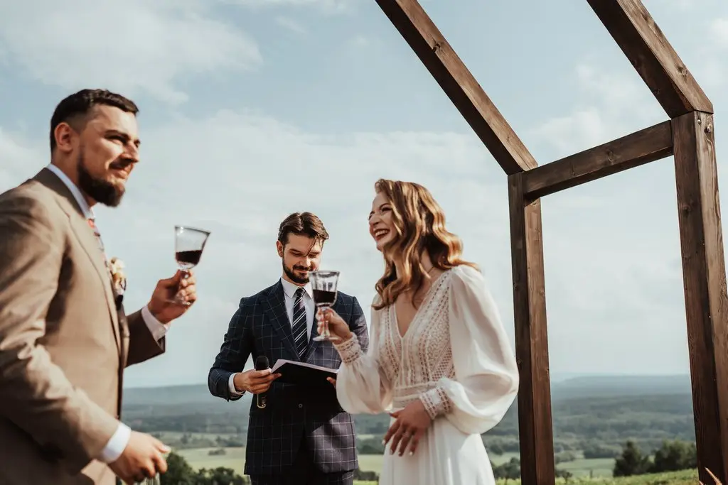 para młoda w trakcie rytuału mieszania wina, ślub symboliczny nadaje indywidualny charakter ceremonii para młoda w trakcie rytuału mieszania wina, ślub symboliczny nadaje indywidualny charakter ceremonii