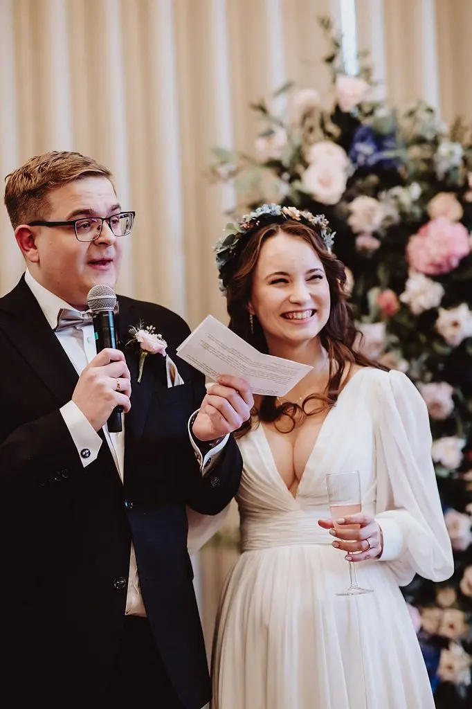 para młoda wygłasza przemowę podczas ślubu humanistycznego