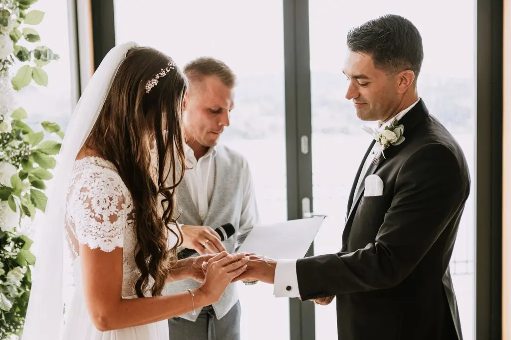 para młoda wymienia obrączki podczas ślubu humanistycznego w hotelu heron live