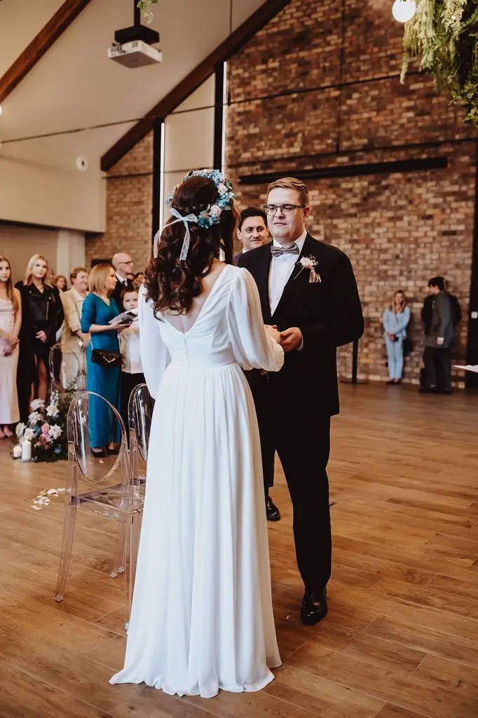 para młoda wymienia przysięgi podczas ślubu cywilnego i humanistycznego