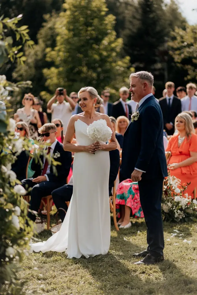 plenerowy ślub humanistyczny, para młoda i goście podczas wystąpienia celebransa ślubu humanistycznego