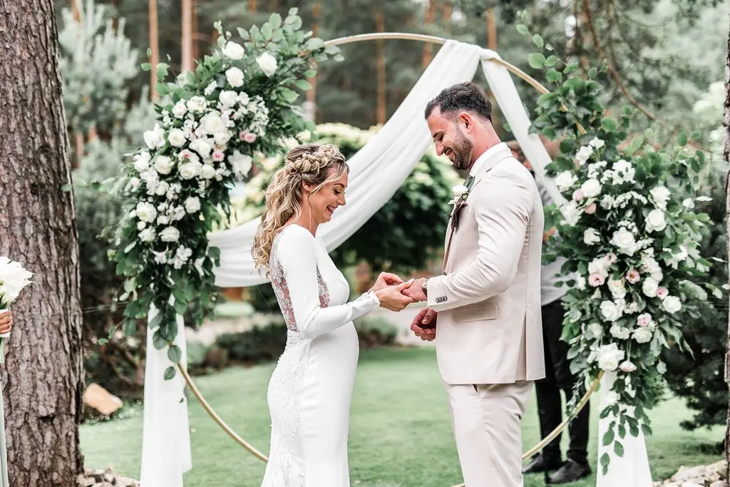 plenerowy ślub humanistyczny, wymiana obrączek, ślub humanistyczny Kraków