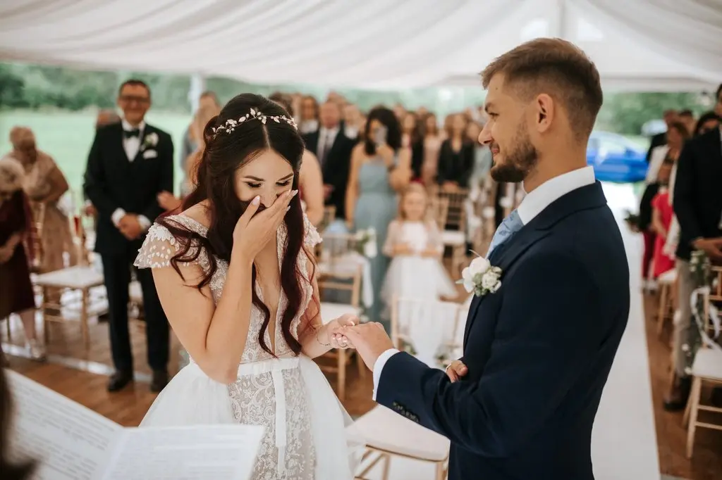 plenerowy ślub pod namiotem, wzruszający ślub humanistyczny, ślub cywilny w plenerze