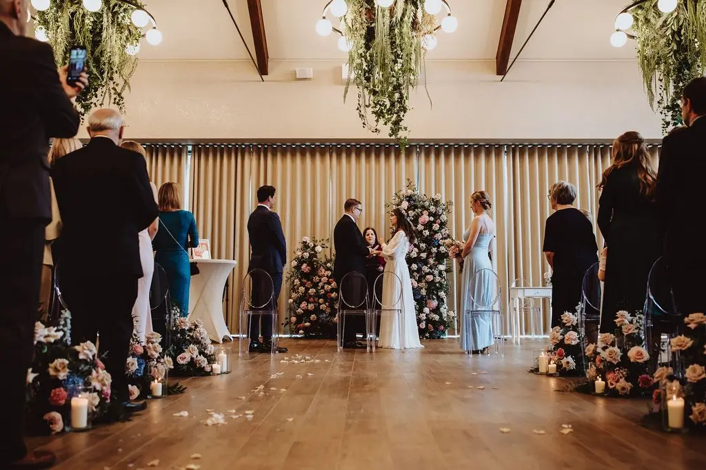 połączenie ślubu cywilnego i humanistycznego, para młoda składa przysięgę