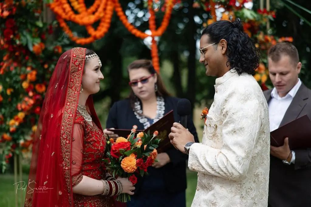 połączenie ślubu cywilnego z elementami tradycji hinduskiej