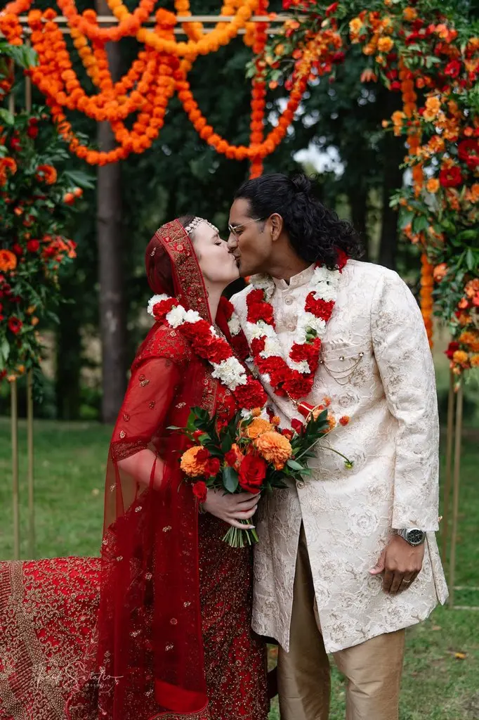 polsko hinduska para po zawarciu ślubu cywilnego w plenerze, połączenie ślubu cywilnego z symbolicznym
