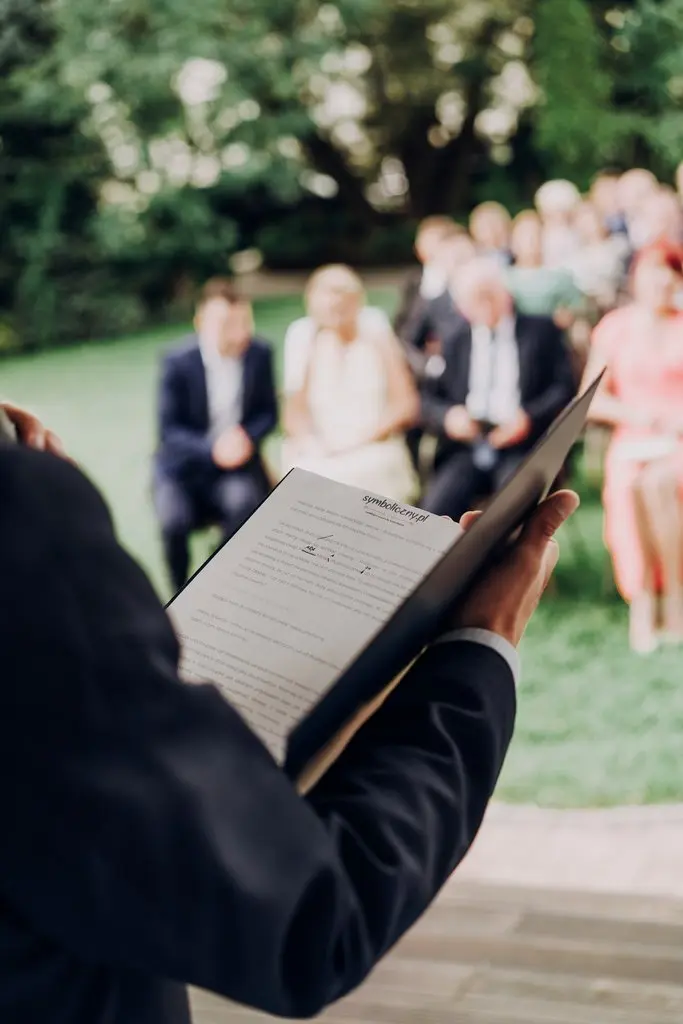 scenariusz ślubu symbolicznego, osobiste przemowy i wzruszająca ceremonia