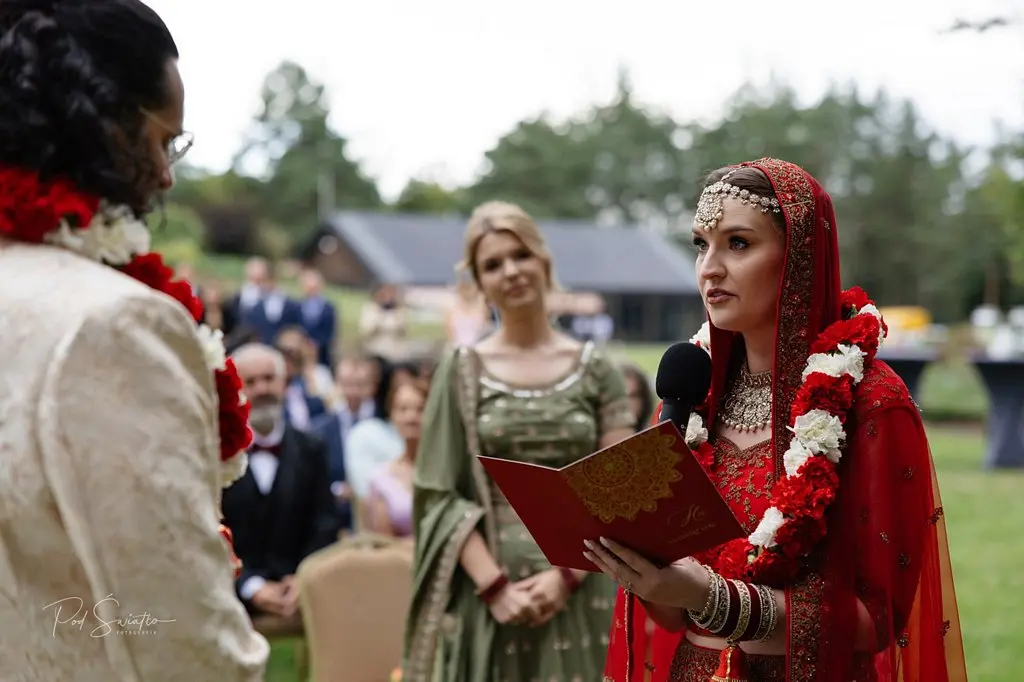 składanie przysięgi podczas plenerowego ślubu symbolicznego, para polsko hinduska