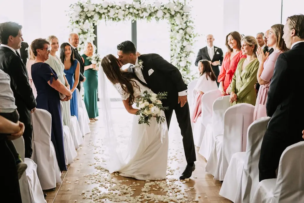 ślub humanistyczny w hotelu heron live, para młoda i goście