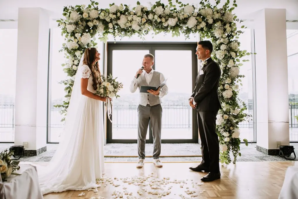 ślub humanistyczny w hotelu heron, mistrz ceremonii wygłasza przemowę