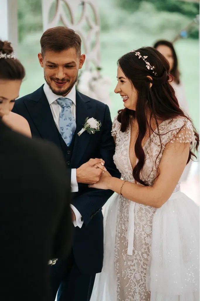 ślub humanistyczny w plenerze pod namiotem, para młoda w trakcie ceremonii humanistycznej