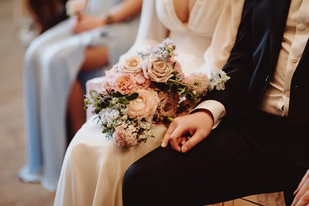 ślub humanistyczny w połączeniu ze ślubem cywilnym, para młoda w trakcie ceremonii