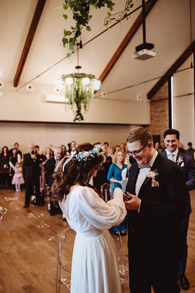 ślub na sali weselnej, para młoda i goście w trakcie ślubu cywilnego połączonego z ceremonią humanistyczną