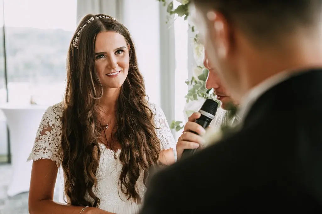 ślub symboliczny, hotel heron, para młoda wymienia spojrzenia podczas przemowy mistrza ceremonii