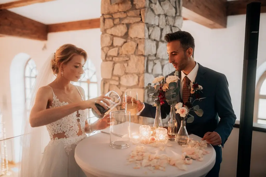 ślub symboliczny, rytuał mieszania piasków, para młoda podczas ceremonii symbolicznej