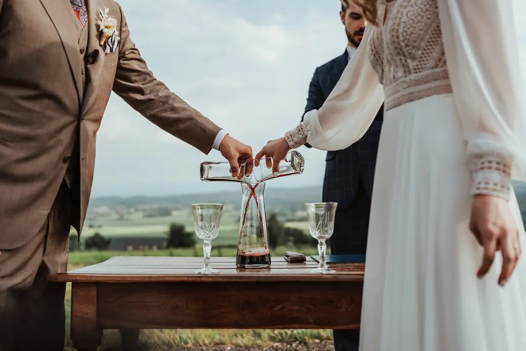 ślub symboliczny, rytuał mieszania wina, piękna ceremonia ślubna w plenerze ślub symboliczny, rytuał mieszania wina, piękna ceremonia ślubna w plenerze